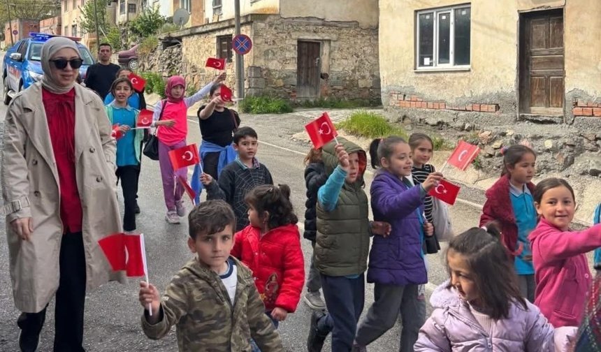 Çorum'un bu köyünde bayrak yürüyüşü yapıldı