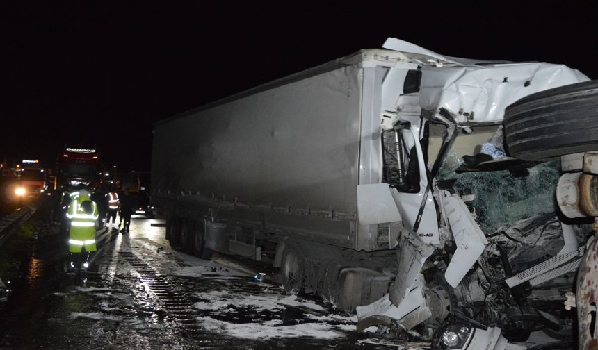 İki tırın çarpıştığı kazada 3 kişi yaralandı