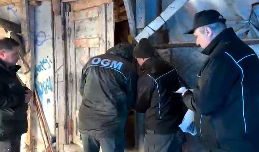 Yıkım kararı verilen ahır hayvanlar birlikte mühürlendi