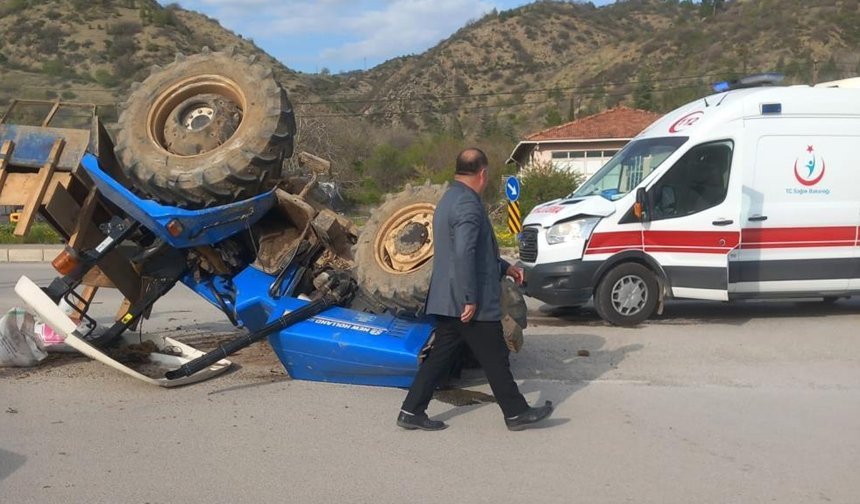Çorum'da traktör ile ambulans çarpıştı