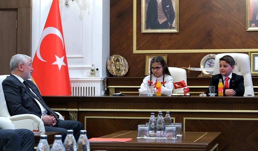 Başkan Aşgın koltuğunu öğrencilere devretti