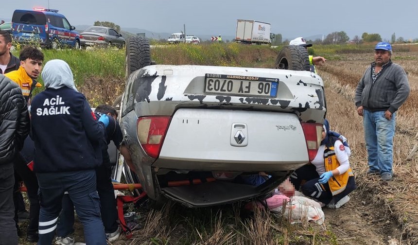 Çeltik tarlasına devrilen otomobildeki 4 kişi yaralandı