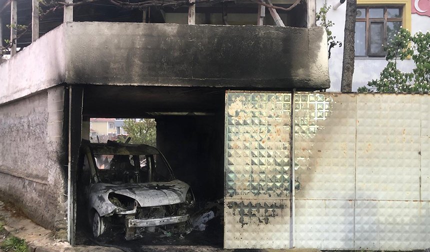 Garajda çıkan yangında 2 araç kullanılamaz hale geldi