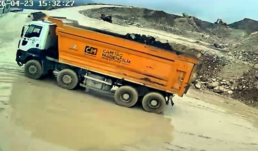 Devrilen kamyonun sürücüsü hayatını kaybetti