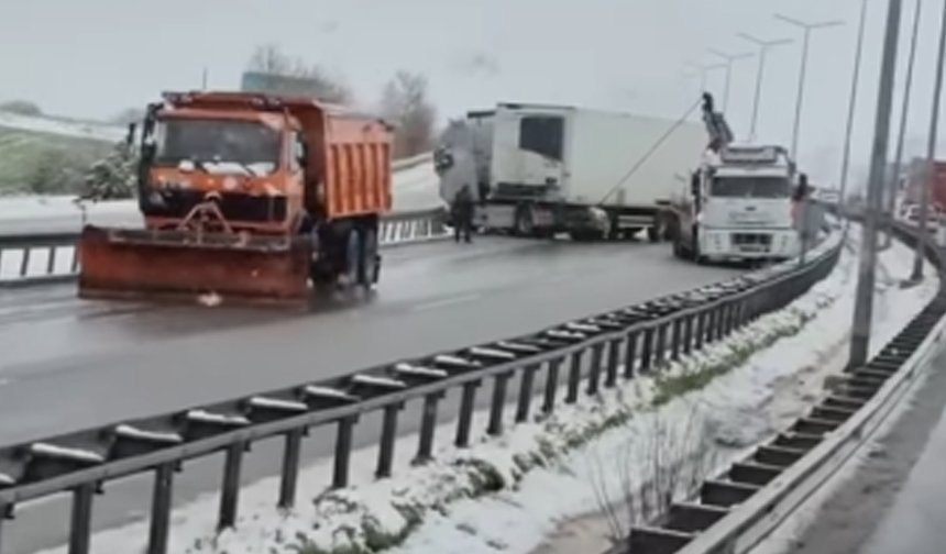 Samsun-Çorum yolunda kar nedeniyle Tır kaza yaptı