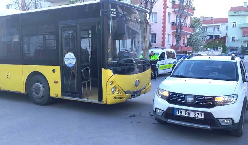Çorum’da halk otobüsü ile otomobil çarpıştı: 4 yaralı