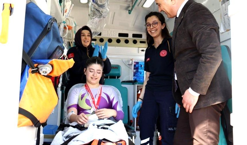 Çorumlu sporcu madalyasını ambulansta aldı