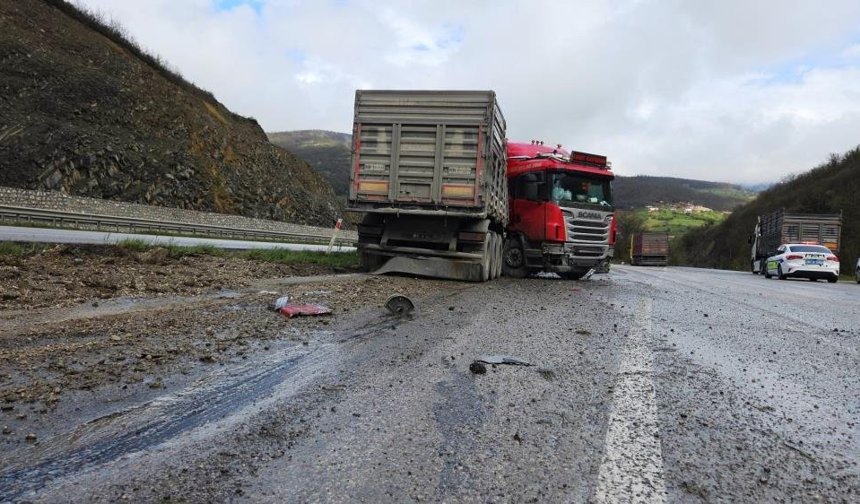 Tır makasladı: Sürücü yaralandı