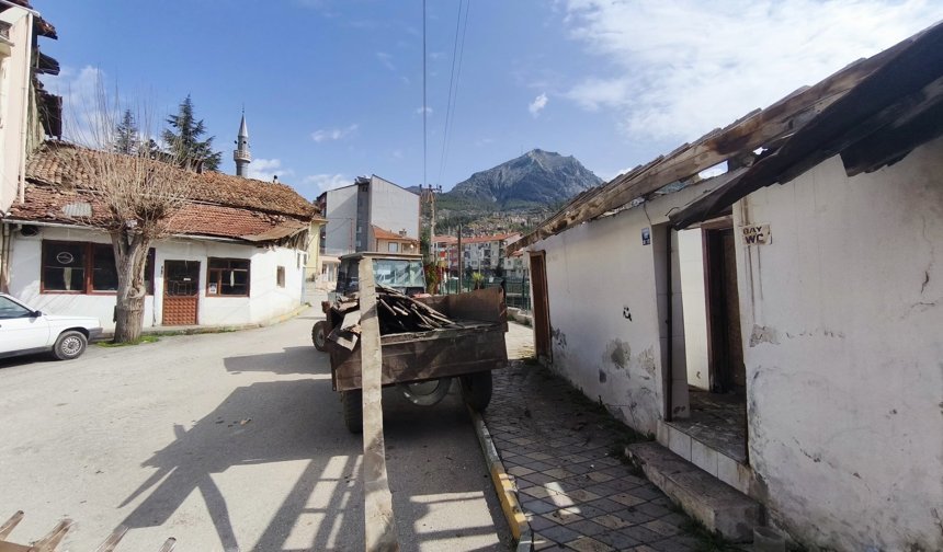 Ömrünü tamamlamıştı, yıkılıyor