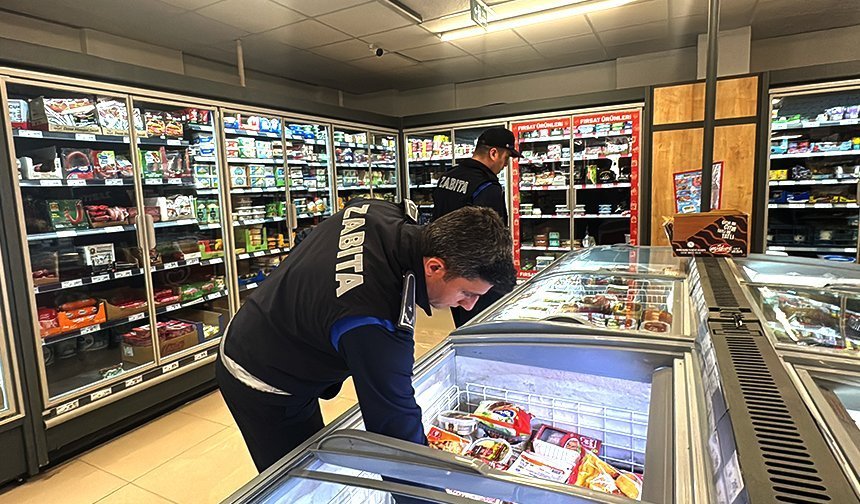 Bozuk ve küflü ürünleri vatandaşlara satacaklardı