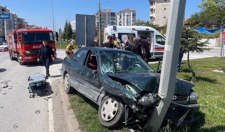 Ankara yolunda otomobil jip ile çarpıştı