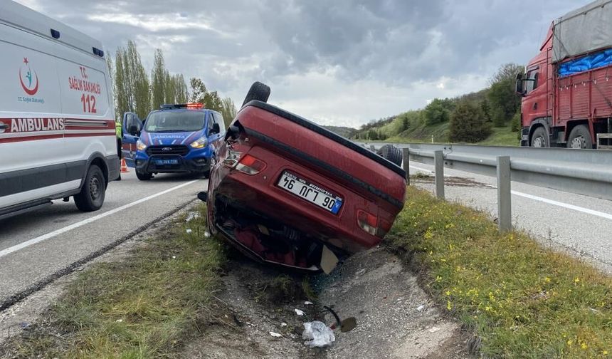 Yoldan çıkan otomobil takla attı