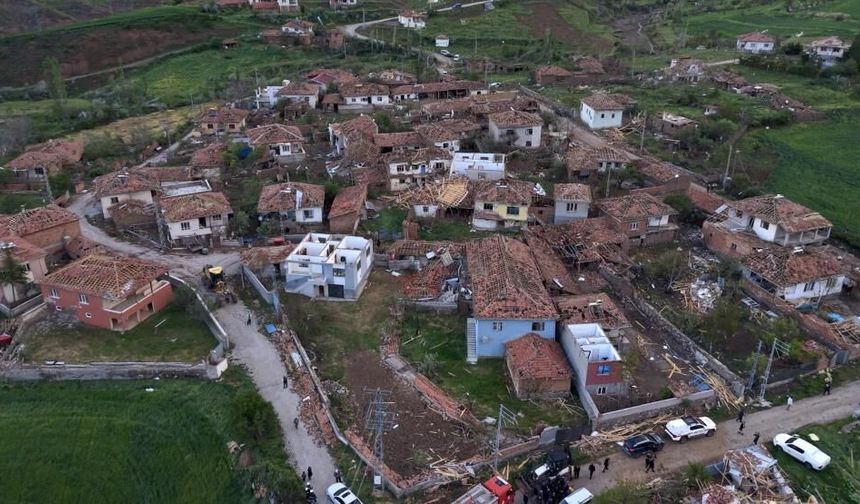Hortumun savaş alanına çevirdiği köy havadan görüntülendi