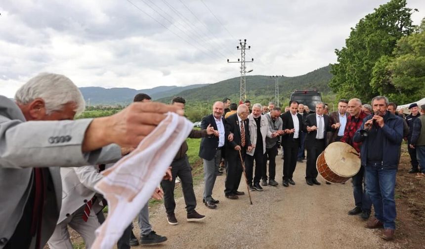 Vali Çalgan ve başkan Aşgın halay çekti