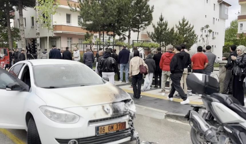 Çorum'da kameriye yangını: İki araç zarar gördü