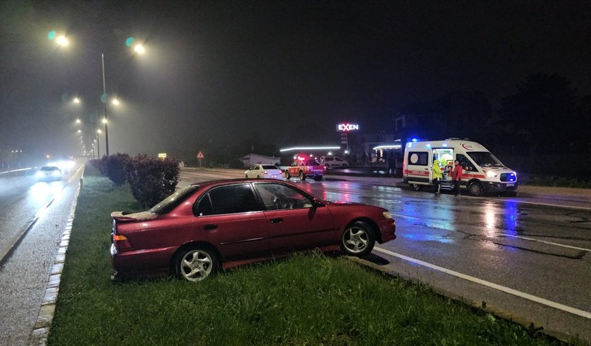 Refüje çarpan otomobilin sürücüsü yaralandı