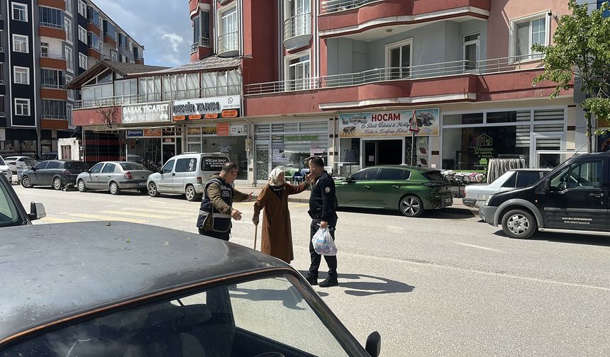 Yaşlı kadının market alışverişine yardım ettiler