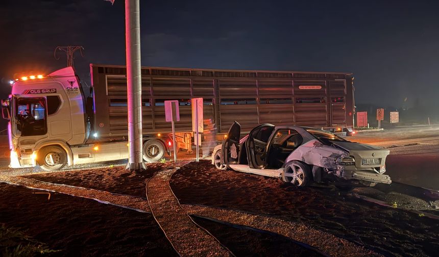 Çorum'da tır ile çarpışan otomobildeki 2 kişi yaralandı