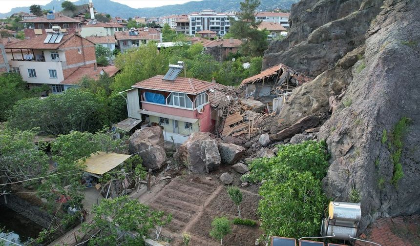 Korku dolu anlar: Kaya parçaları evlere zarar verdi