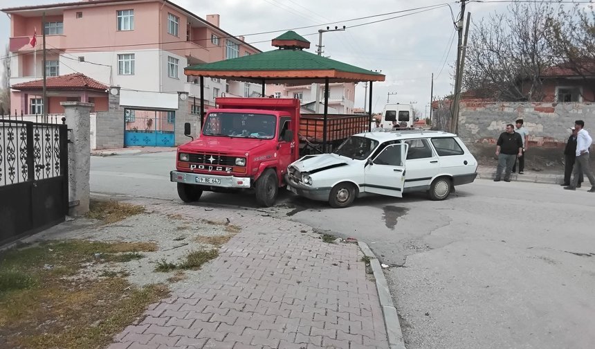 Kamyonetle çarpışan otomobil sürücüsü vefat etti