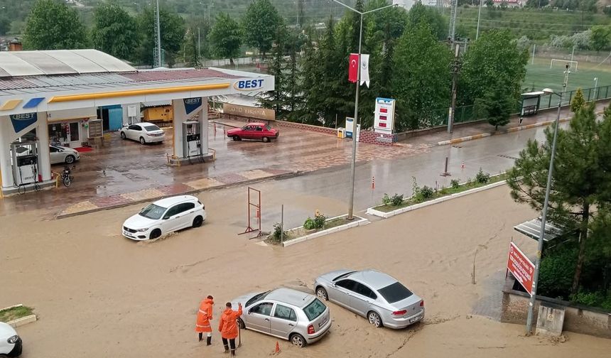 Sağanak ve dolu iki ilçeyi vurdu