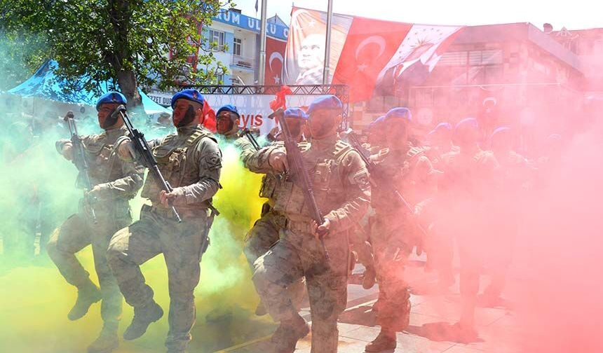 Komandoların gösterisi büyük ilgi gördü