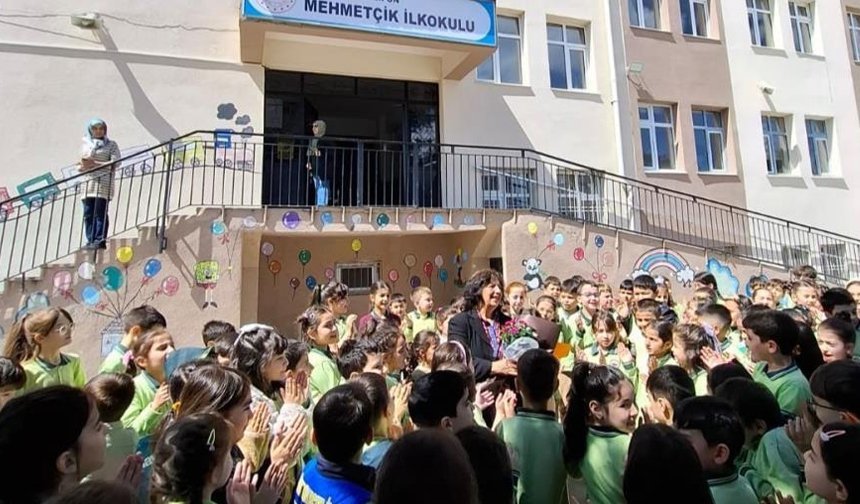 Çorumlu öğretmen alkışlarla veda etti