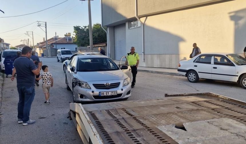 Alkollü sürücü park halindeki 4 araca çarptı
