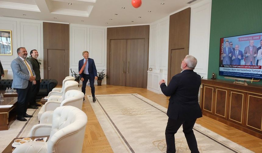 Büyükelçi ile futbol oynadı!