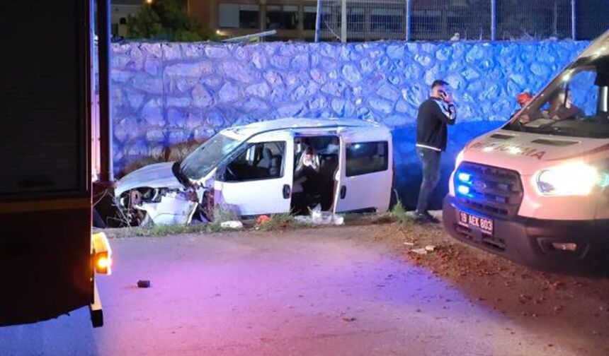 İstinat duvarından yan yola düştü: 2 yaralı