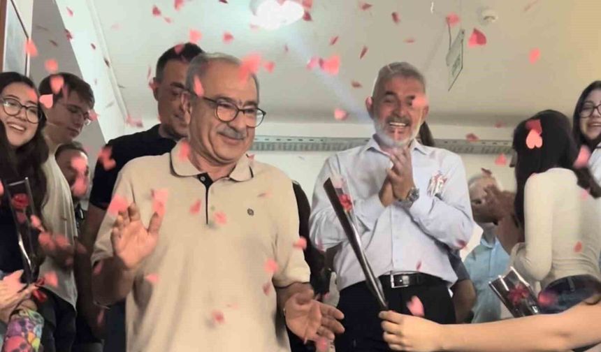 Emektar müdür güllerle uğurlandı