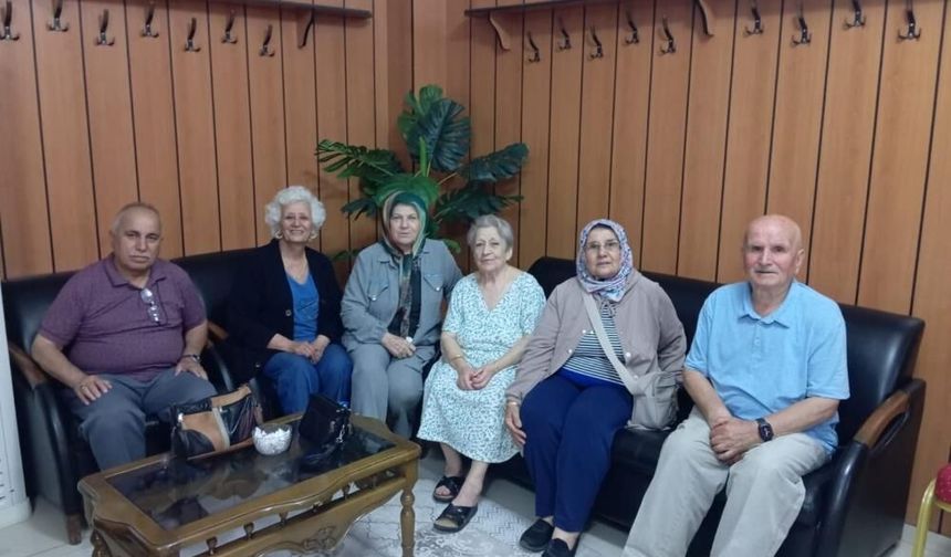 Emekli öğretmenler öğrencileriyle buluştu