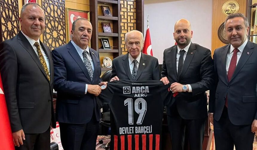 Bahçeli’ye Çorum FK forması hediye edildi