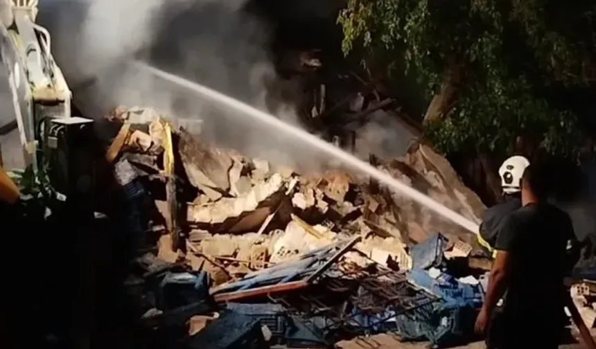 Çorum'da metruk bina alevlere teslim oldu