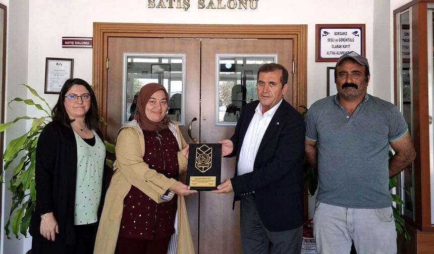 Sezonun ilk ürününü kadın çiftçi sattı