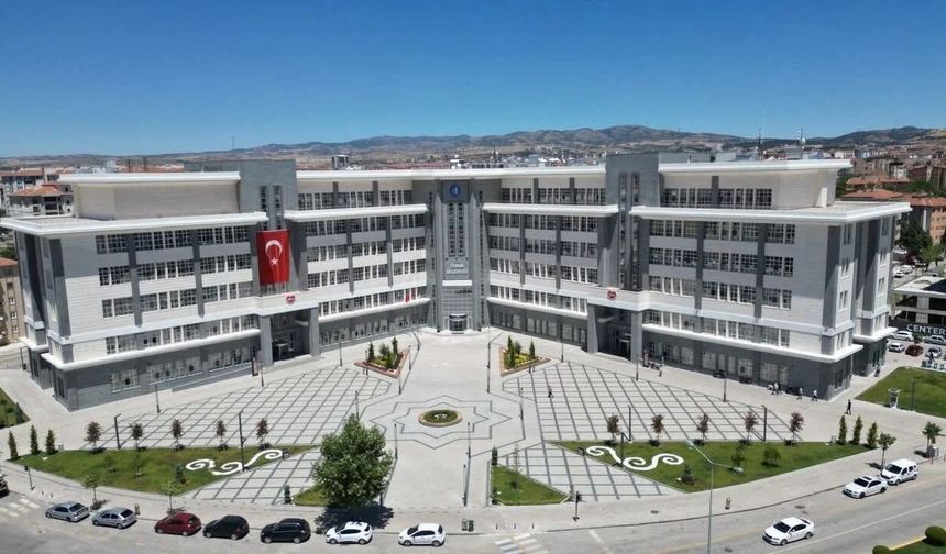 İki müdür görevini bırakıyor