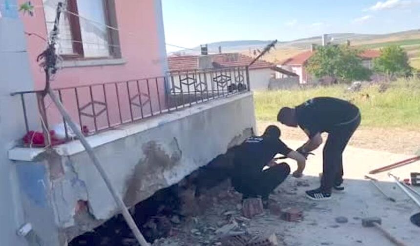 Evin duvarına giren yılanı itfaiye ekibi yakaladı