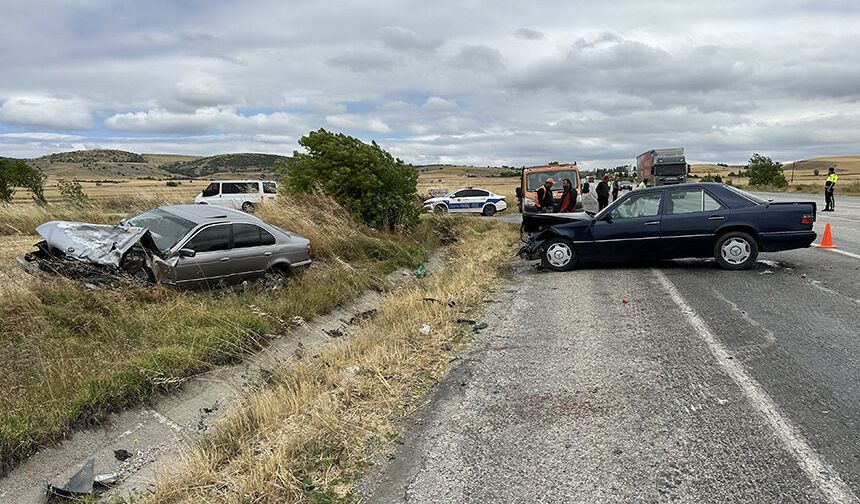 Çorum'da çarpışan iki otomobildeki 5 kişi yaralandı