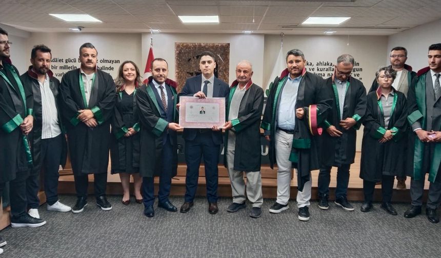 Genç avukat cübbe giydi