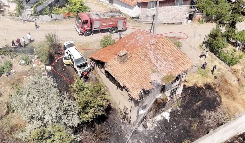 Ahşap evi küle dönmekten itfaiye ekipleri kurtardı