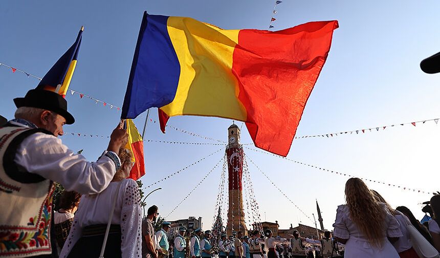 Festival renkli görüntülerle başladı
