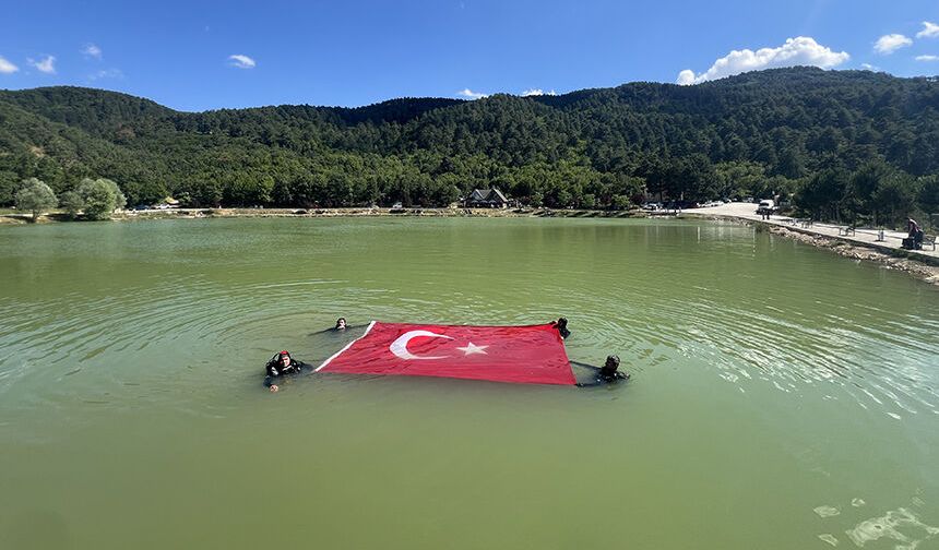 Yeşil Göl'de Türk bayrağı açtılar