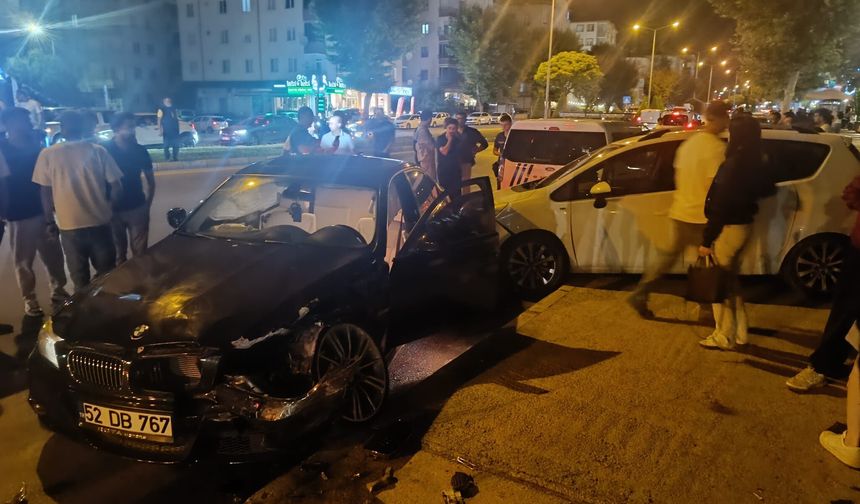 Dr. İlhan Gürel Caddesi'nde kaza: 2'si polis 4 yaralı
