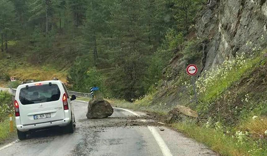 Çorum'da kaya parçası yolun ortasına düştü