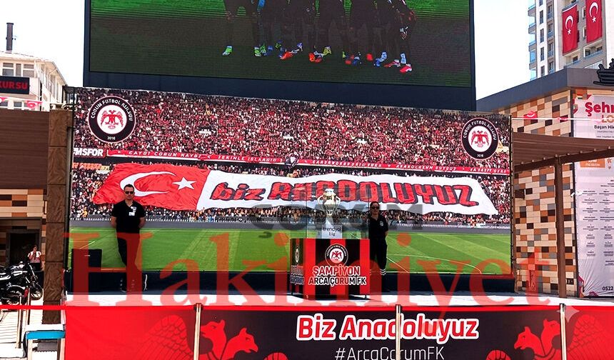 Şampiyonluk kupası meydanda sergileniyor