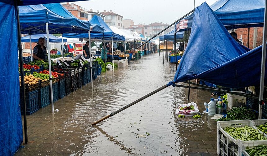Cumartesi Pazarı'nı sel götürdü