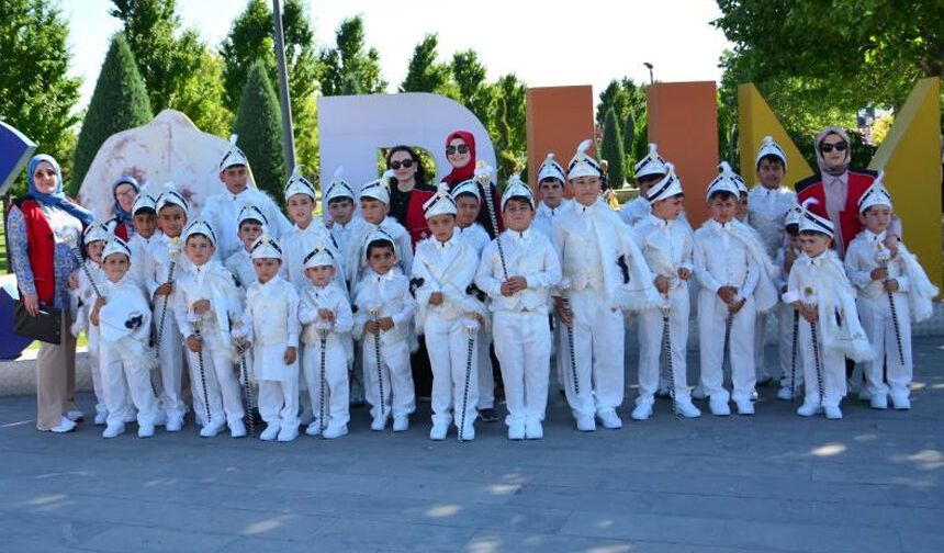 30 çocuk erkekliğe ilk adımını attı
