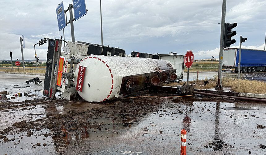 Çorum'da çarpışan tır ve tankerin sürücüleri yaralandı