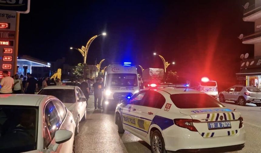 Akaryakıt istasyonuna girmek isterken otomobille çarpıştı
