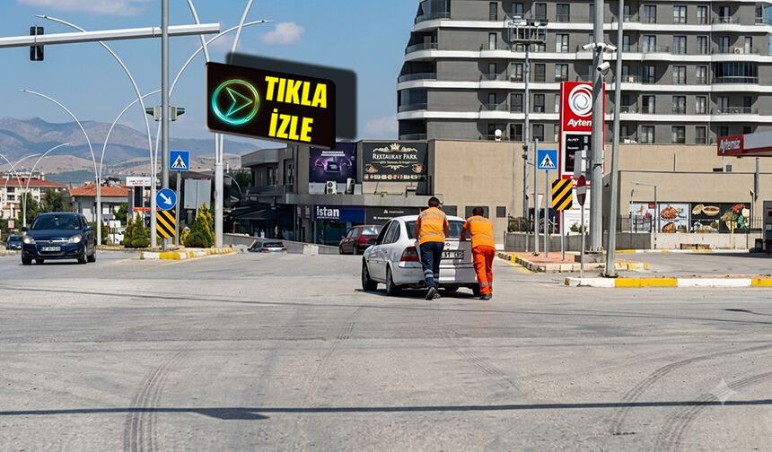 Yolun ortasında kalan aracın imdadına belediye ekipleri yetişti